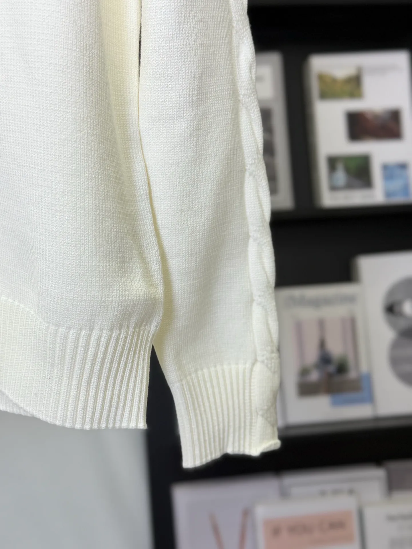 P400 💕Stone Island’s knitted sweater transforms workwear aesthetics into street-quality white moonlight. In the “style breakout battle” of trendy brands, Stone Island’s white round-neck knitted sweater is a wonderful symbiosis of “function and freshness”.  It uses delicate knitting technology to create a soft silhouette. The low-key cross logo on the chest and the three-dimensional cable tie details on the sleeves are the fashionable luxury code engraved in Stone Island's genes. The pure white model hides the workwear texture in simplicity; the classic round neck is suitable for all styles and is the "style palette" in the wardrobe.  As an ingenious work of an Italian fashionable luxury brand, its knitted texture is soft, waxy and tough. The upper body has both workwear-style details and a refreshing body feel for daily wear. Whether you wear it with overalls for a functional trend, or with jeans for a street style, you can easily wear it with a high-end feel that "fashion-savvy fashionistas will understand instantly."  This autumn and winter, let it become the "White Samurai Badge" in your wardrobe and unlock Stone Island-style functional aesthetics for daily life.